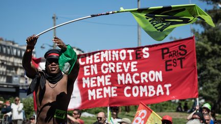 Des cheminots grévistes, le 7 mai 2018 à Paris. (MAXPPP)