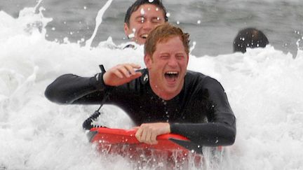 Alors que nombre de ses sujets ont migr&eacute; vers le Sud dans l'espoir d'y trouver le soleil, le prince Harry s'&eacute;clate en bodyboard en Cornouailles. Britannique jusqu'au bout des palmes. (MARC GIDDINGS / THE SUN / SIPA)