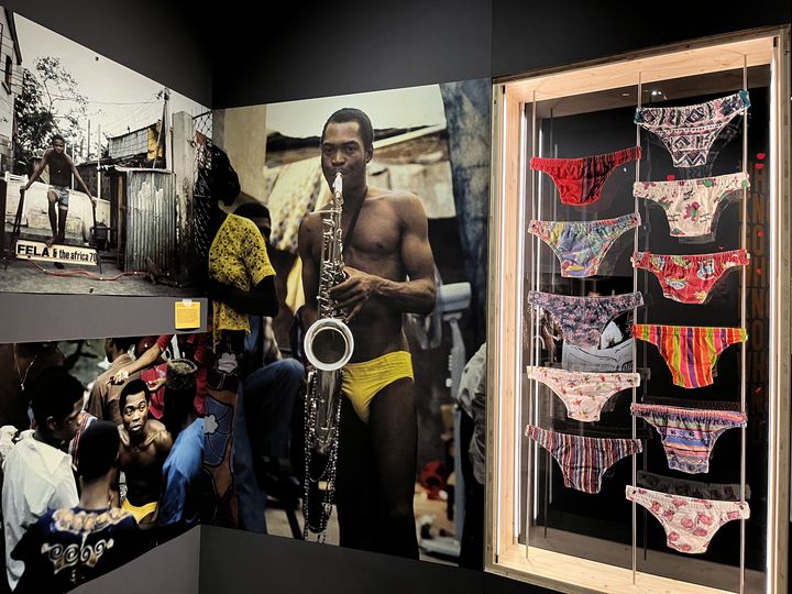 Des photos de Fela Anikulapo Kuti dans sa maison, la République de Kalakuta, et une vitrine avec plusieurs de ses slips colorés, sa tenue favorite, à l'exposition "Rébellion Afrobeat" à la Philharmonie de Paris, en octobre 2022. (LAURE NARLIAN / FRANCEINFO CULTURE)