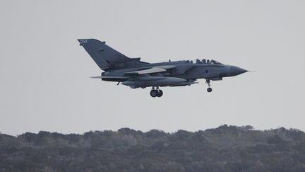 Un Tornado GR4, avion de chasse britannique, atterrit sur le tarmac de la base d'Akrotiri (Chypre), le 27 septembre 2014. ( AFP )