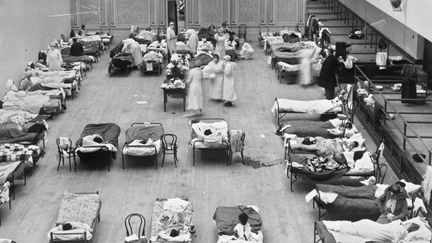 Malades de la grippe espagnole installés dans le Oakland Municipal Auditorium, transformé en hôpital provisoire, à Oakland (Californie, Etats-Unis) en 1918. (EDWARD A. "DOC" ROGERS/AP/SIPA / AP)