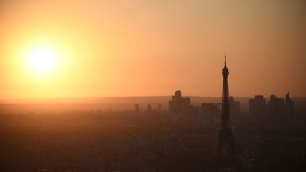 La Tour Eiffel au coucher du soleil à Paris le 14 juillet 2022. (JULIEN DE ROSA / AFP)