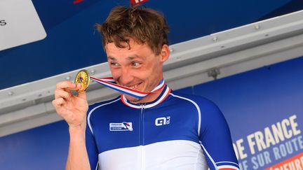 Valentin Madouas avec son nouveau maillot de champion de France, le 25 juin 2023 à Cassel. (MARC DEMEURE / MAXPPP)