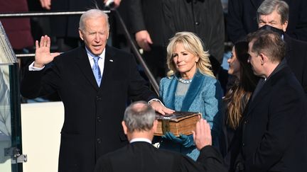 Joe Biden prête serment aux côtés de sa femme Jil Biden au Capitole à Washington, le 20 janvier 2021. (SAUL LOEB / AFP)