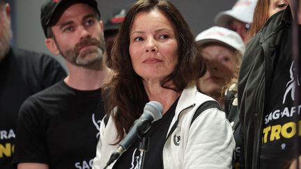 Au centre, Fran Drescher, la présidente du syndicat des acteurs américains (SAG-AFTRA), le 13 juillet 2023 à Los Angeles (Californie). (JOHN SALANGSANG/SHUTTERSTOCK/SIP / SIPA)