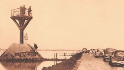 Depuis cinquante ans, l'île de Noirmoutier (Vendée) n'est plus tout à fait une île grâce à un pont qui la relie au continent. Mais il est toujours possible d'emprunter un chemin au milieu de l'océan. (FRANCE 3)