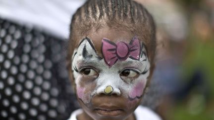 Une jeune sud-africaine participe &agrave; un hommage &agrave; Nelson Mandela &agrave; Soweto, le 9 d&eacute;cembre 2013. (MUHAMMED MUHEISEN / AP / SIPA)