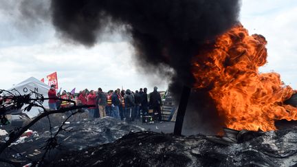 Des militants syndicaux bloquent l'accès au dépôt de carburant de Douchy-les-Mines (Nord), le 24 mai 2016. (FRANCOIS LO PRESTI / AFP)