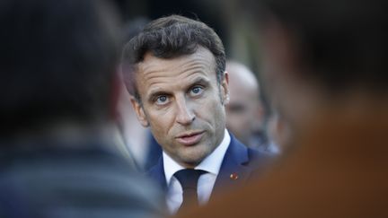 Emmanuel Macron en visite&nbsp;&nbsp;au CHU de Cherbourg, le 31 mai 2022. (SAMEER AL-DOUMY / AFP)