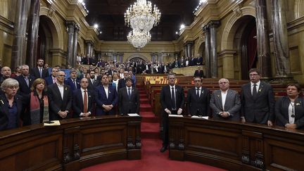 Le président catalan Carles Puigdemont et les parlementaires séparatistes, le 27 octobre 2017. (LLUIS GENE / AFP)