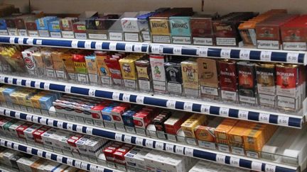 Le pr&eacute;sident de la conf&eacute;d&eacute;ration des buralistes estime que la baisse des ventes de cigarettes atteint 7,6% pour 2013. ( MAXPPP)