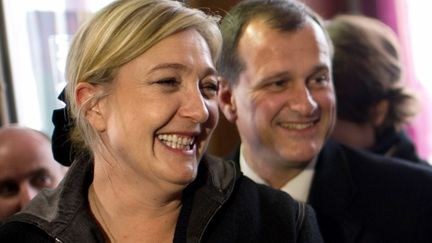 Marine Le Pen et son compagnon Louis Aliot, num&eacute;ro deux du FN, &agrave; Sens (Oise), le 19 avril 2012. (MARTIN BUREAU / AFP)