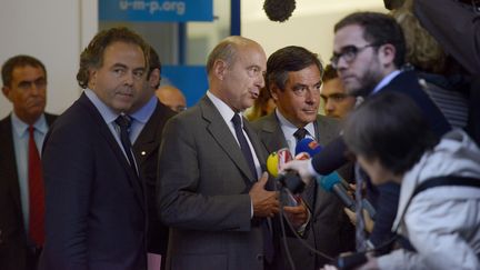 Alain Jupp&eacute;, Fran&ccedil;ois Fillon et Luc Chatel r&eacute;pondent aux questions des journalistes &agrave; la sortie du bureau politique de l'UMP, le 10 juin 2014, &agrave; Paris. (FRED DUFOUR / AFP)