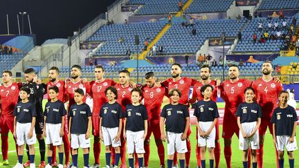 Derrière l'équipe de Tunisie, les gradins vides du stade d'Ismaïlia en Egypte, le 8 juillet 2019. (GIUSEPPE CACACE / AFP)