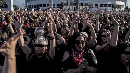 Des femmes manifestent contre les violences sexistes, à Santiago (Chili), le 4 décembre 2019.&nbsp; (MARTIN BERNETTI / AFP)