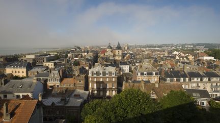 Le b&eacute;b&eacute;, plac&eacute; &agrave; l'arri&egrave;re du v&eacute;hicule, a &eacute;t&eacute; d&eacute;couvert par son p&egrave;re dans le centre-ville de Dieppe (Seine-Maritime),&nbsp;jeudi 4 juin en fin de journ&eacute;e. (LENZ G / ARCO IMAGES GMBH / AFP)