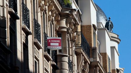 Le prix des logements anciens dans Paris ont atteint un nouveau record entre mai et juillet 2012 :&nbsp;8 410 euros par m&egrave;tre carr&eacute;.&nbsp; (JACQUES DEMARTHON / AFP)