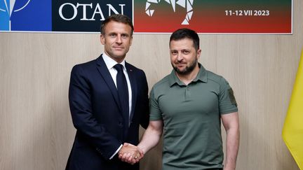 Le président français, Emmanuel Macron, et son homologue ukrainien, Volodymyr Zelensky, lors d'un sommet de l'Otan, à Vilnius en Lituanie, le 12 juillet 2023. (LUDOVIC MARIN / AFP)