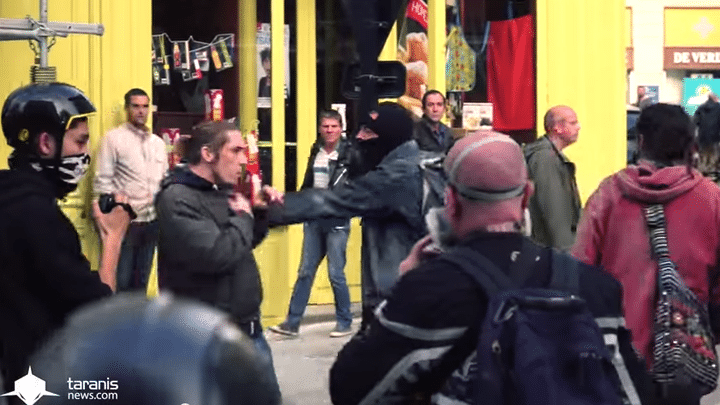 Un policier en civil portant une cagoule (au centre) repousse un manifestant lors d'un rassemblement en hommage &agrave; R&eacute;mi Fraisse, &agrave; Nantes (Loire-Atlantique), le 1er novembre 2014. (TARANISNEWS.FR / FRANCETV INFO)