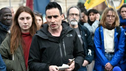 Benoit Feuillu, l'un des porte-paroles des Soulèvements de la Terre, le 30 mars 2023 à Paris. (STEPHANE DE SAKUTIN / AFP)