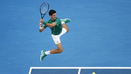 Le tennisman serbe Novak Djokovic lors de l'Open d'Australie 2020, le 30 janvier 2020 à Melbourne, dans un match face au Suisse Roger Federer. (DARRIAN TRAYNOR / GETTY IMAGES ASIAPAC)