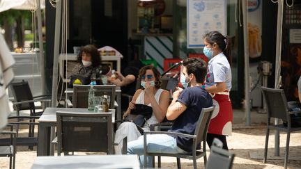 Les clients d'un café installés en terrasse, à Madrid, en Espagne, lundi 25 mai 2020.&nbsp; (JON IMANOL REINO / NURPHOTO / AFP)