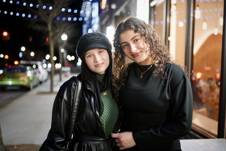 Les cofondatrices de l'organisation d'aide humanitaire Banat Lebnan, Lilyaan et Hiba, à Dearborn (Michigan, Etats-Unis), le 8 novembre 2024. (PIERRE-LOUIS CARON / FRANCEINFO)