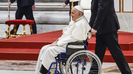 Le pape François part à la fin de la messe chrismale dans la basilique Saint-Pierre au Vatican, le 28 mars 2024. (RICCARDO DE LUCA / MAXPPP)