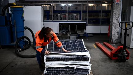 Un employé dans une entreprise de recyclage de panneaux photovoltaïques à Saint-Loubès (Gironde), le 13 novembre 2023. (CHRISTOPHE ARCHAMBAULT / AFP)