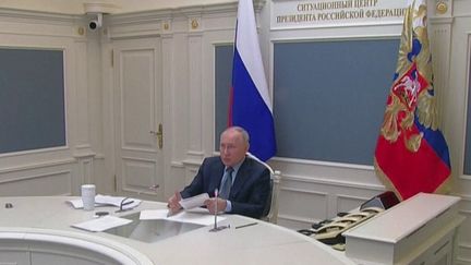 Vladimir Poutine fait son retour sur le devant de la scène internationale. Le président russe a participé en visioconférence, mercredi 22 novembre, au sommet du G20. (franceinfo)