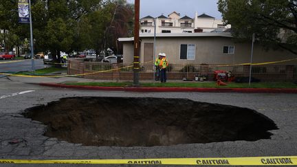 Un gouffre apparu pendant une tempête, à Los Angeles (Californie), le 18 février 2017. (MARK RALSTON / AFP)