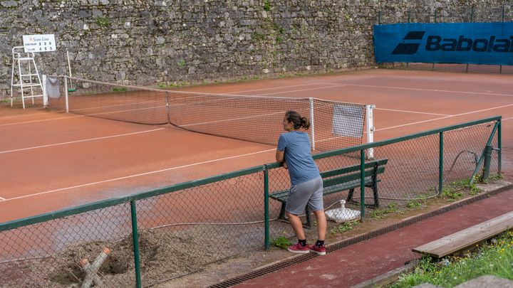 Avec Angélique, elles sont trois autres femmes, Astrid, Margaux et Mathilde, à déposer plainte contre ce même entraîneur. (VICTORINE ALISSE / COLLECTIF HORS FORMAT / FRANCEINFO)