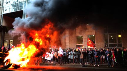 Des pneus brûlés lors d'une manifestaiton contre le projet de réforme du code du Travail à Lille, le 31 mars 2016. (PIB / MAXPPP)