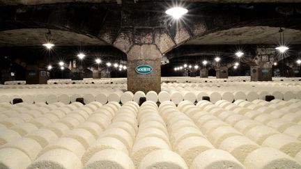 Les caves de la marque Société, dans le roquefort est affiné, à Roquefort-sur-Soulzon (Aveyron), le 26 février 2018. (CAVES DE ROQUEFORT SOCIETE_PATRI / AFP)