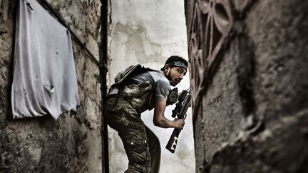 Un combattant de l'Armée syrienne libre.
 
Cette photo est tirée d’un reportage qui  a remporté le 2e prix dans la catégorie «reportages Spot News» au World Press Photo 2013. (AFP PHOTO / FABIO BUCCIARELLI)