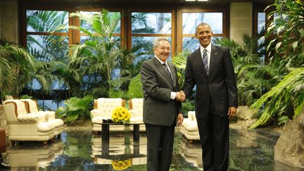 La poignée de mains de Barack Obama et du président cubain Raul Castro à La Havane