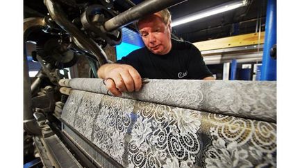 Photo prise en avril 2009 d&#039;un ouvrier travaillant sur un métier de la Cité Internationale de la dentelle et de la mode de Calais La ville, capitale mondiale de la dentelle mécanique
 (P. Huguen. AFP)