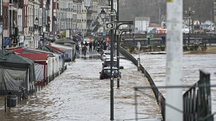 Les quais de la Nive inondés à Bayonne (Pyrénées-Atlantiques), le 10 décembre 2021. (MAXPPP)