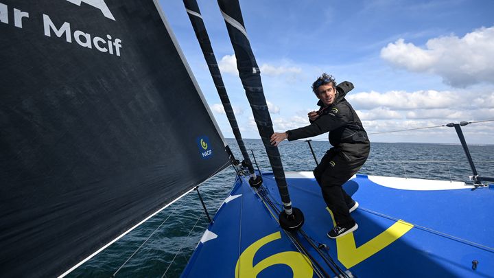 Charlie Dalin, à bord de son Imoca Macif, au large de Lorient (Morbihan), le 22 avril 2024. (SEBASTIEN SALOM-GOMIS / AFP)