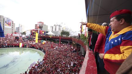 Hugo Chavez remercie les V&eacute;n&eacute;zu&eacute;liens pour leur soutien,&nbsp;depuis le balcon du Palais de Miraflores, le 11 juin 2012 &agrave; Caracas (Venezuela). (REUTERS / HANDOUT)