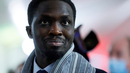 Mohamed Mbougar Sarr en novembre 2021. (THOMAS SAMSON / AFP)