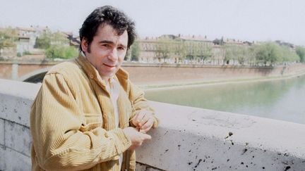 Claude Nougaro sur le Pont Neuf de Toulouse en mai 1979.
 (JEAN-CLAUDE DELMAS / AFP)