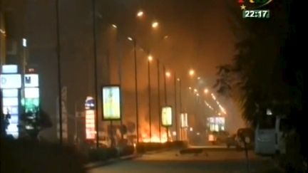 Des flammes s'échappent de l'hôtel Le Splendid à Ouagadougou (Burkina Faso), samedi 16 janvier. (REUTERS TV / REUTERS)