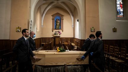 Un enterrement a lieu dans une église de Saint-Orens-de-Gameville (Haute-Garonne), le 20 avril 2020. (LIONEL BONAVENTURE / AFP)