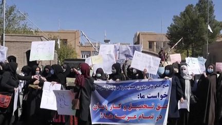 Afghanistan : des femmes manifestent pour leurs droits