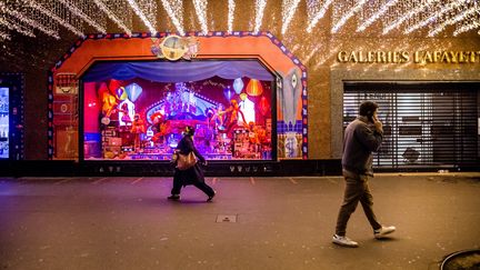 Les grands magasins sont fermés durant le couvre-feu à Paris, le 16 décembre 2020. (ARTHUR NICHOLAS ORCHARD / HANS LUCAS / AFP)