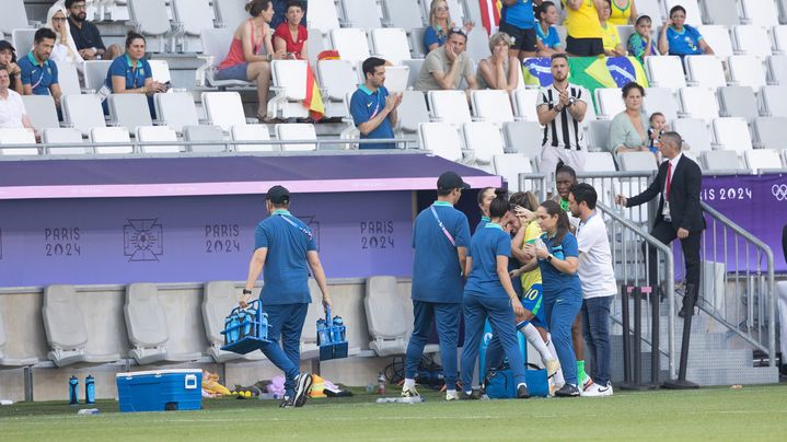 A jogadora brasileira Marta, expulsa por gesto perigoso, é consolada pelas companheiras durante a partida do campeonato olímpico contra a Espanha, nos Jogos de Paris. (Terry David/Max BP)