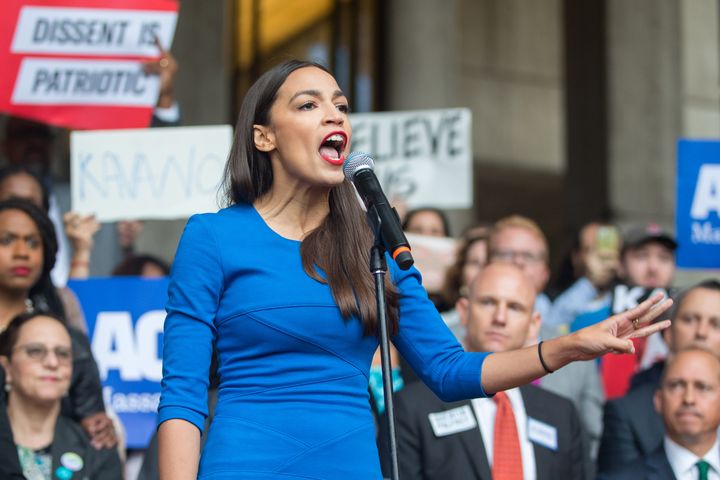 Alexandria Ocasio-Cortez s'exprime à Boston (Etats-Unis), le 1er octobre 2018. (SCOTT EISEN / GETTY IMAGES NORTH AMERICA / AFP)