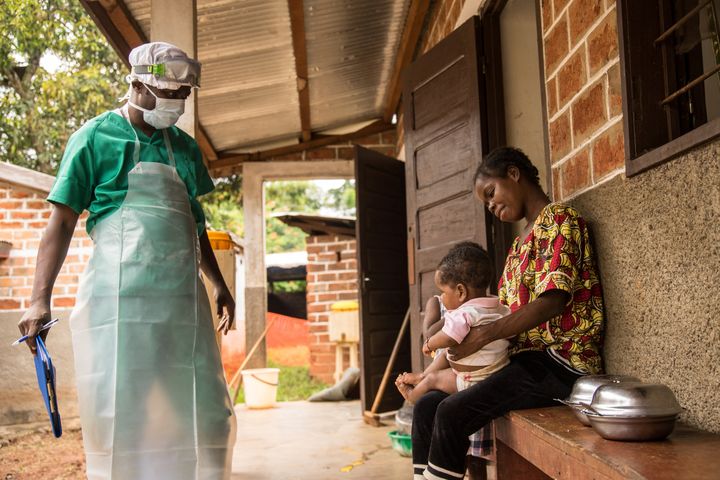 Une femme et son enfant, infectés par la variole du singe, attendent pour recevoir un traitement&nbsp;dans un centre de Médecins sans Frontières (MSF) près de Lobaya, dans le sud-ouest de la Centrafrique, le 18 octobre 2018. (CHARLES BOUESSEL / AFP)