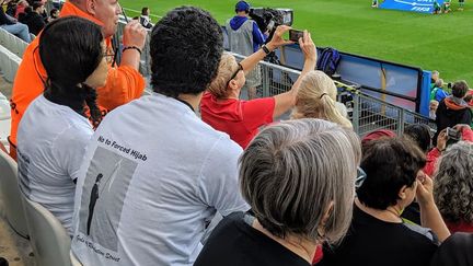 Le couple de supporters iraniens exclus du Stade des Alpes (Grenoble) lors du match Nouvelle-Zélande-Canada pendant la Coupe du monde féminine de football.&nbsp; (Petr Kuzmin)